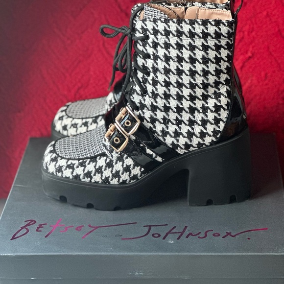 Betsey Johnson Houndstooth Chunky Boots - Picture 1 of 2